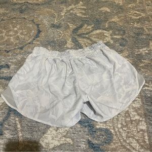 Lululemon Hotty Hot Short II *Long 4" Mini Tropical Shadow White Size 8 W7ATKT